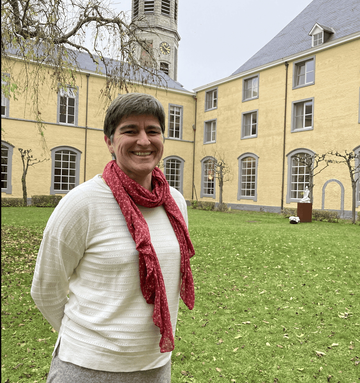 Renate Cauwels in de tuin van de Oude Abdij in Drongen.