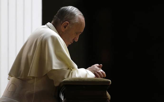 Paus-Franciscus-in-gebed
