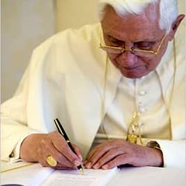 Pope-Benedict-XVI-writing