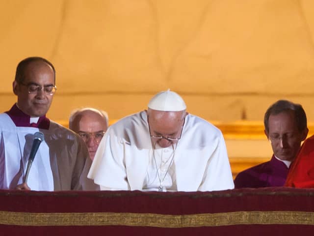 Pope-Francis-bows-his-head-in-prayer