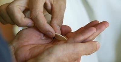 communion-in-the-hand