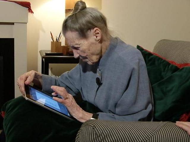 elderly-using-ipads