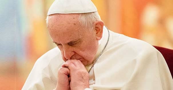 papa-francisco-rezando
