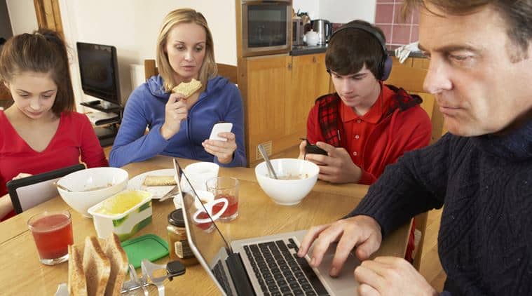 texting-while-eating-thinkstock-2